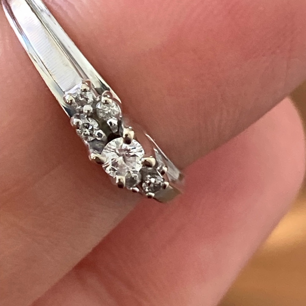 14k Elegant white gold  Diamond Ring - Picture 3 of 11